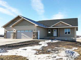105 Oakwood Cir, Watertown, SD 57201