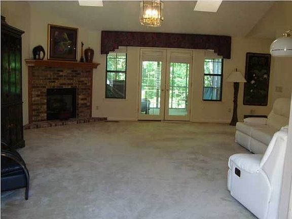 Large Great Room w/Skylights