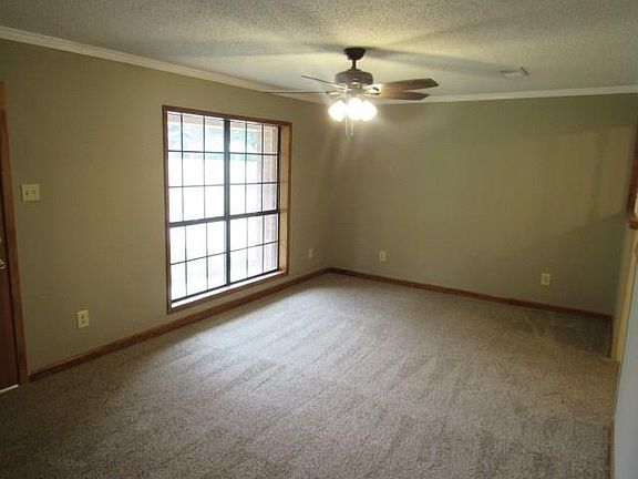 2nd image of 912 Parkway Dr