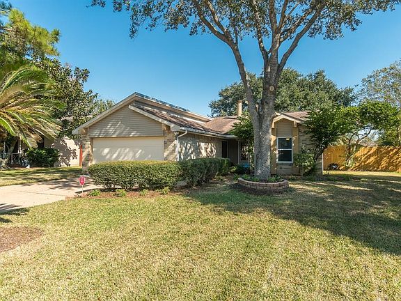 2nd image of 526 Magnolia Bnd