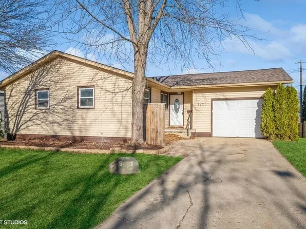 1225 Elm St, Oelwein, IA 50662