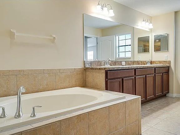 4th image of 10005 Spanish Cherry Ct