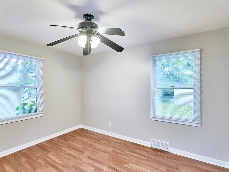 11042 Florence Ave — Photo 18