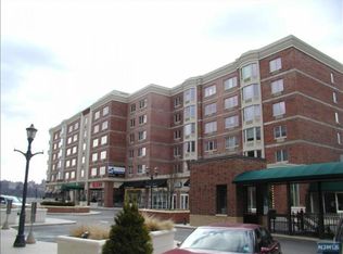 6215 City Pl, Edgewater, NJ 07020