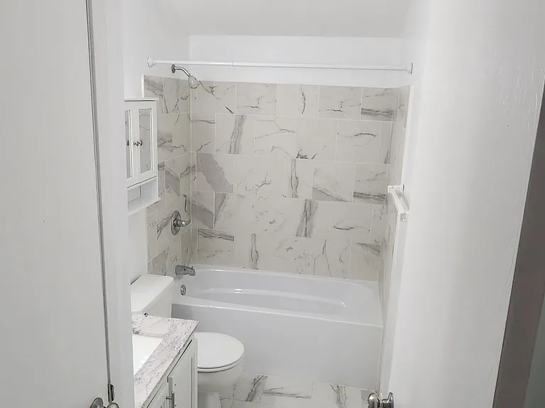 522 E Graham Pl — Photo 4