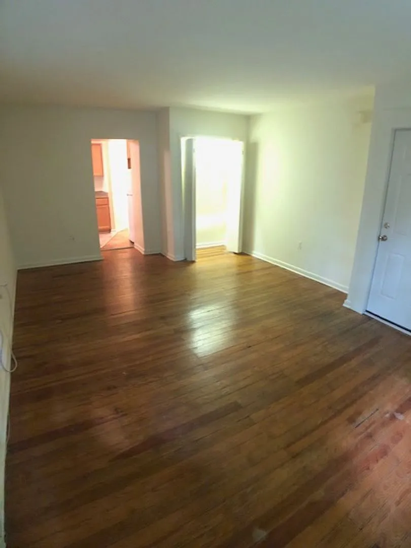 1910 Sulgrave Ave — Photo 3