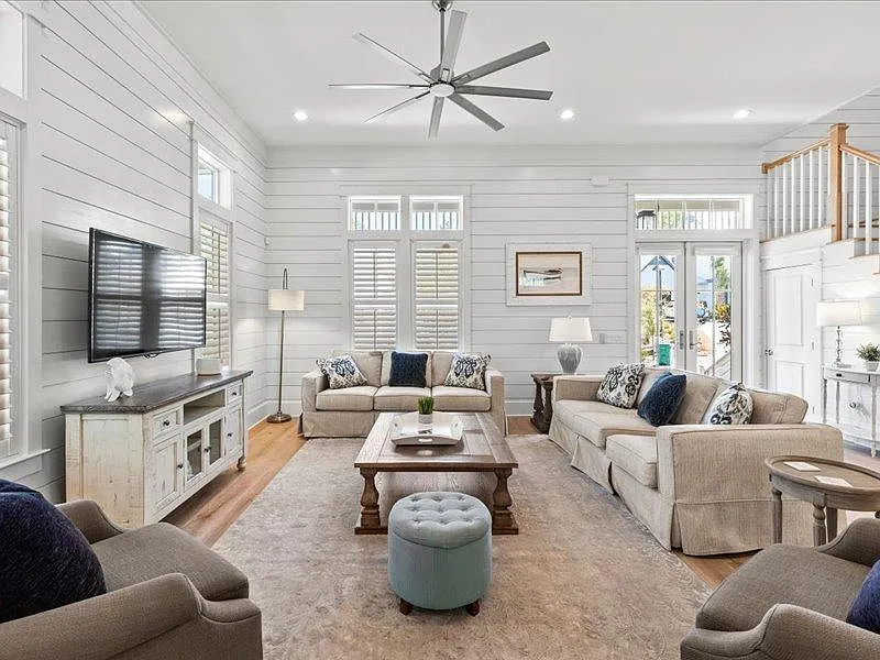5 bed, 4.5 bath, 2925 sqft, $6,900 — Photo 2