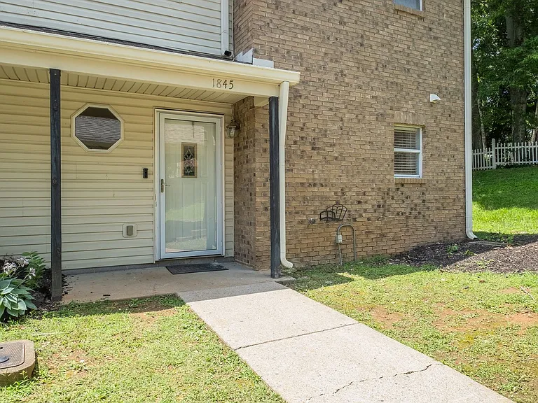 1845 Brockton Pl — Photo 5
