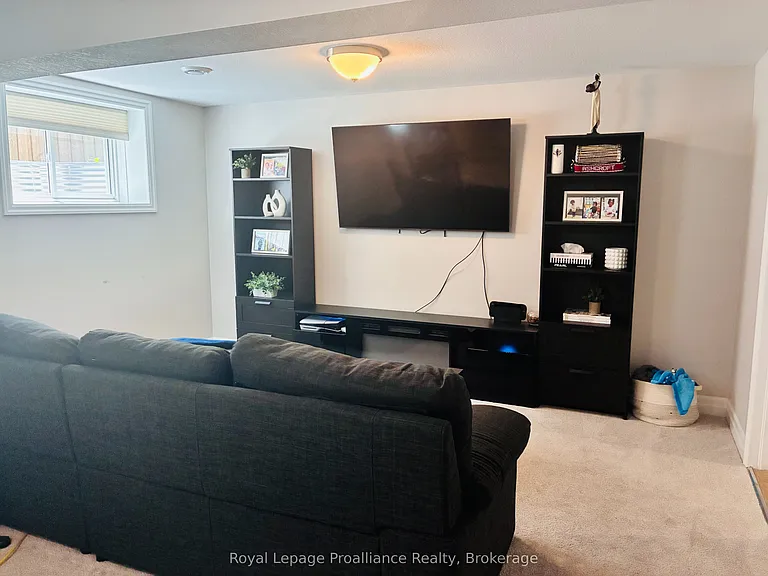 48 Mercedes Dr — Photo 35