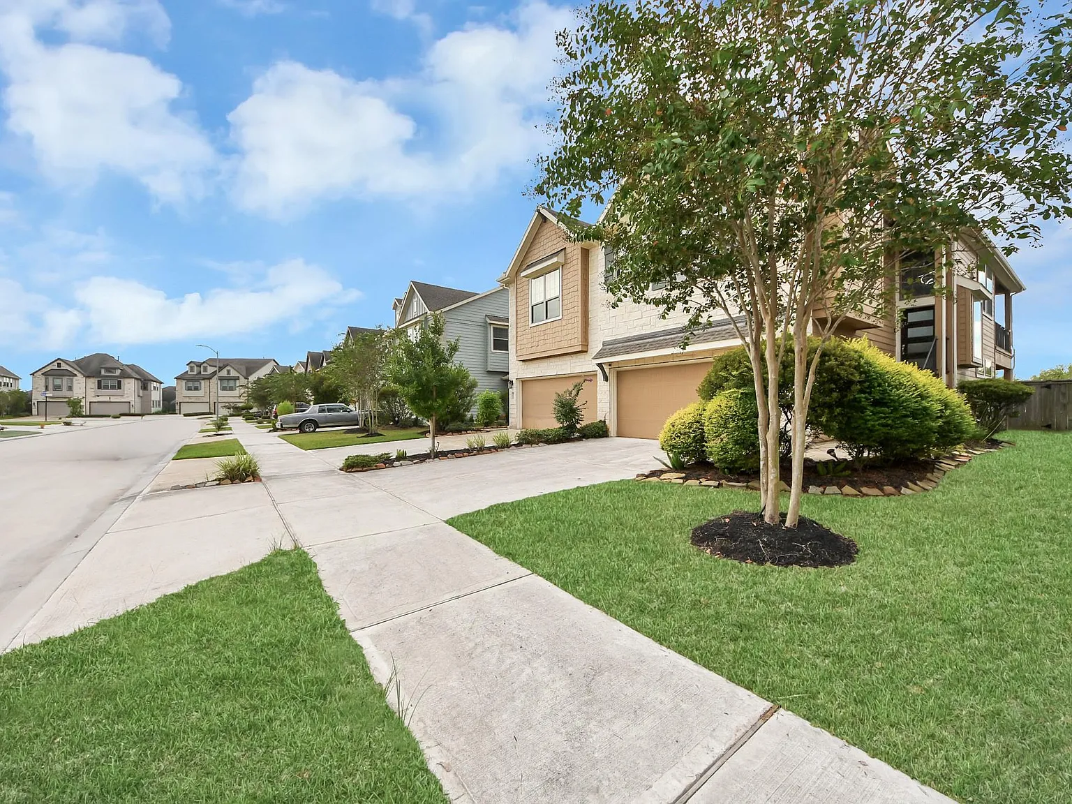 3 bed, 2.5 bath, 1973 sqft, $2,600 — Photo 2