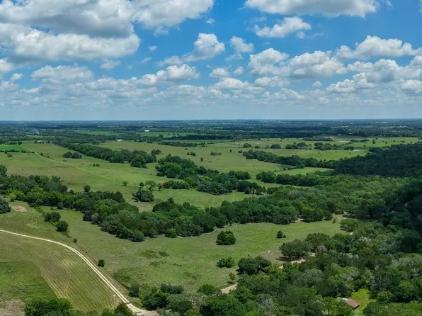 5018 Wolters Rd, Schulenburg, TX 78956