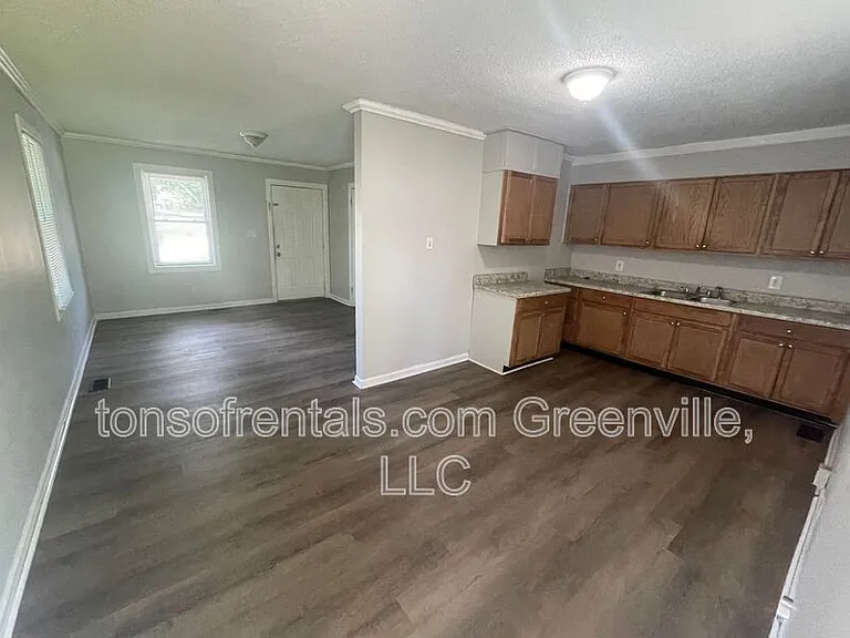 695 Saxon Ave — Photo 2