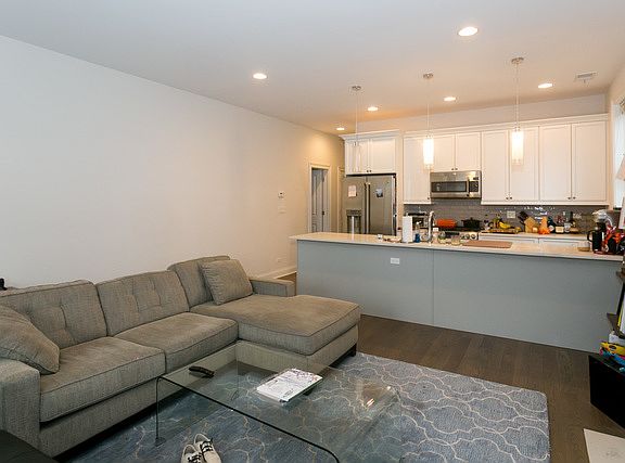 4th image of 1517 W Diversey Pkwy APT 2W