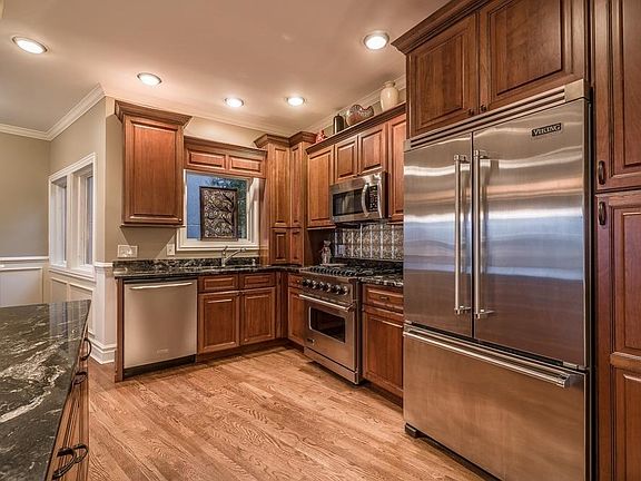 Gourmet open plan kitchen with Viking appliances