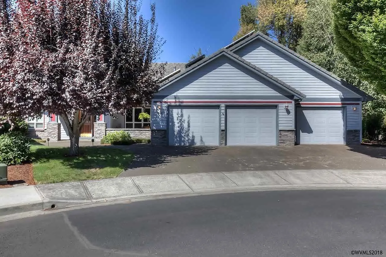 986 Henning Way N photo 1