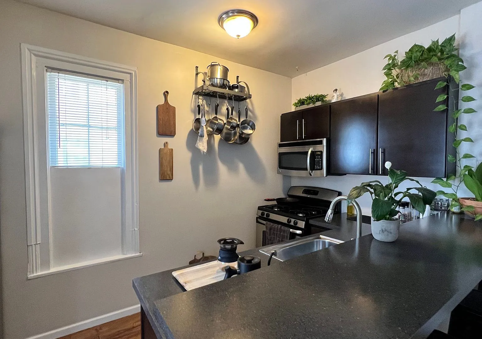 223-225 Lyon NE — Photo 4