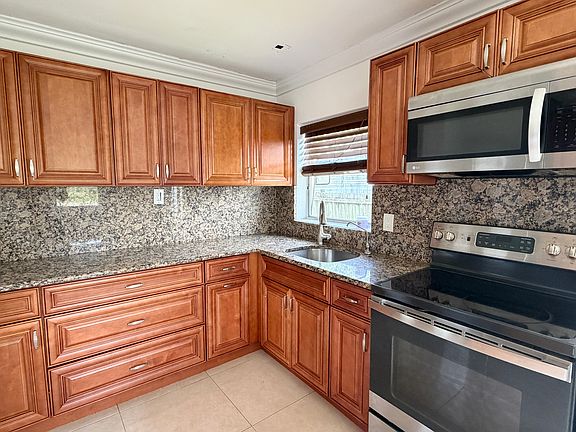 4th image of 310 Dickson Dr