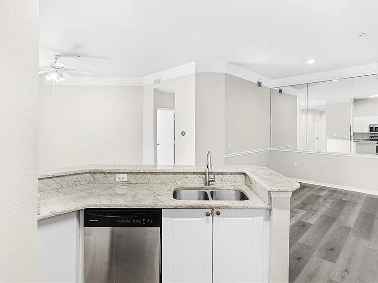 5160 Northridge Rd #301 — Photo 7