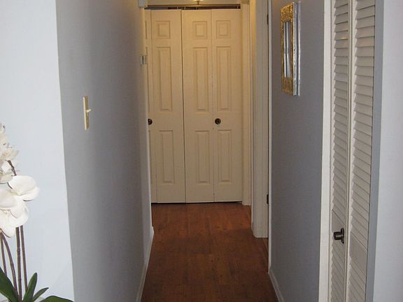 Hallway to Bedrooms/Bathroom