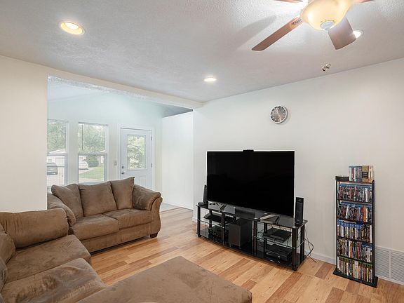 5th image of 212 Janet Ave SE