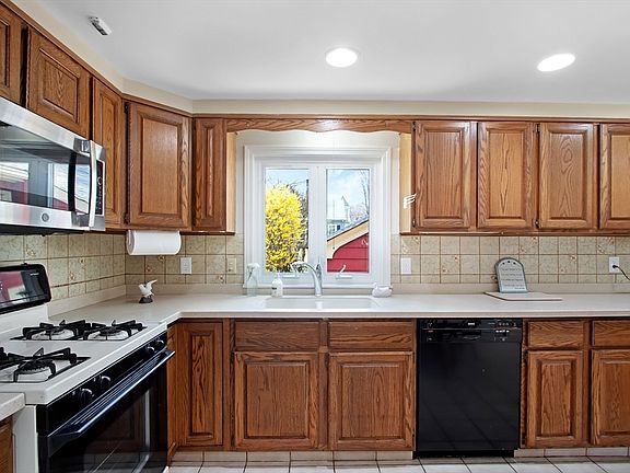 4th image of 221 S Washington St