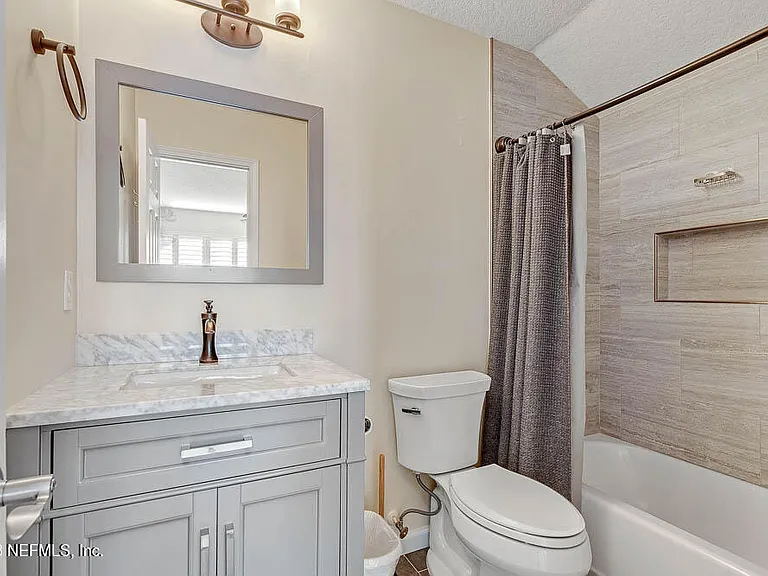 813 W American Eagle Dr — Photo 23
