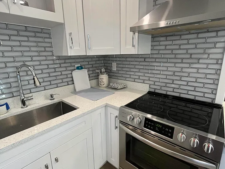 812 Burgundy St #Q — Photo 3