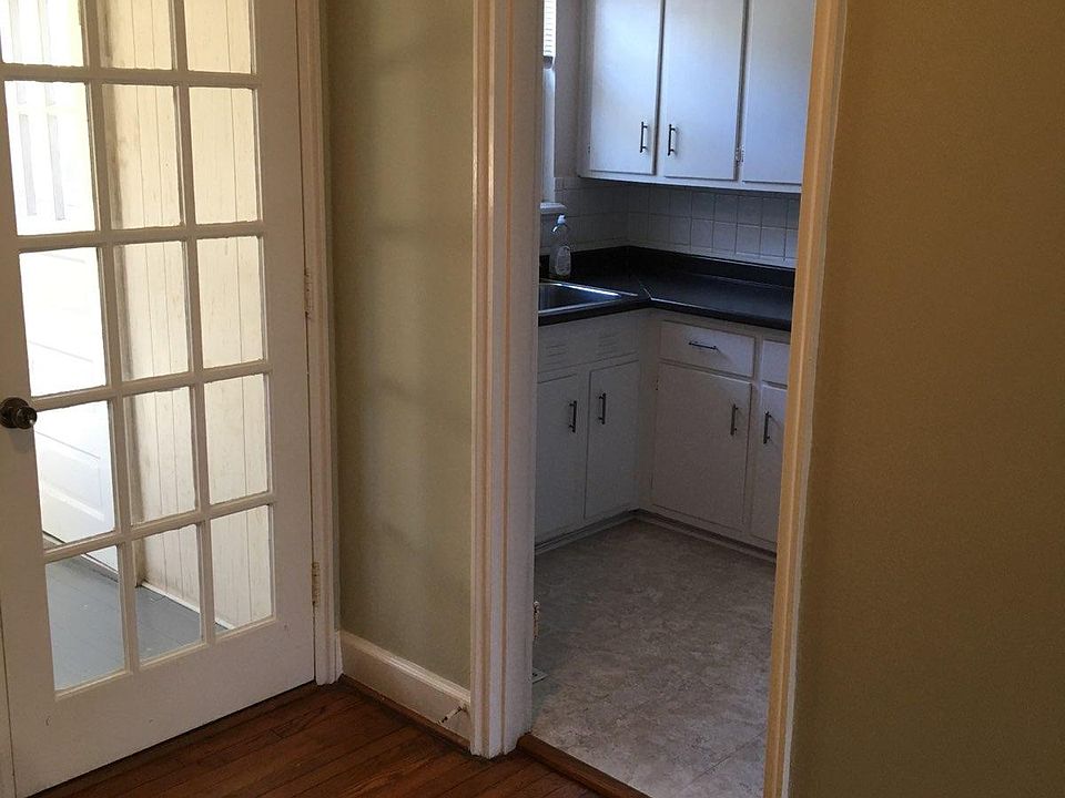 Dining room to kitchen 