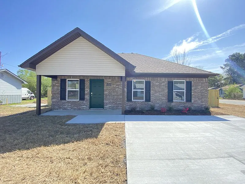 112 Pulaski Dr — Photo 1