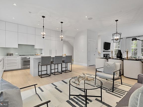 2nd image of 17 Bakers Walk