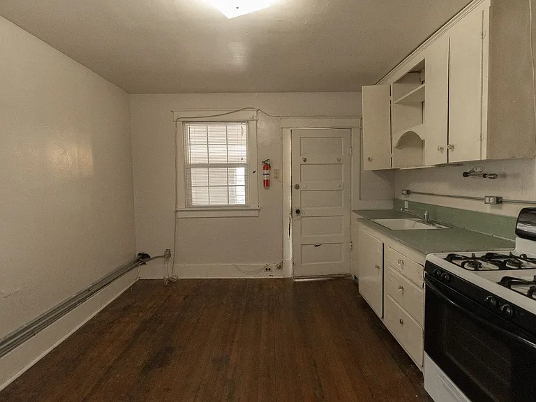 1107 E Walnut St — Photo 14