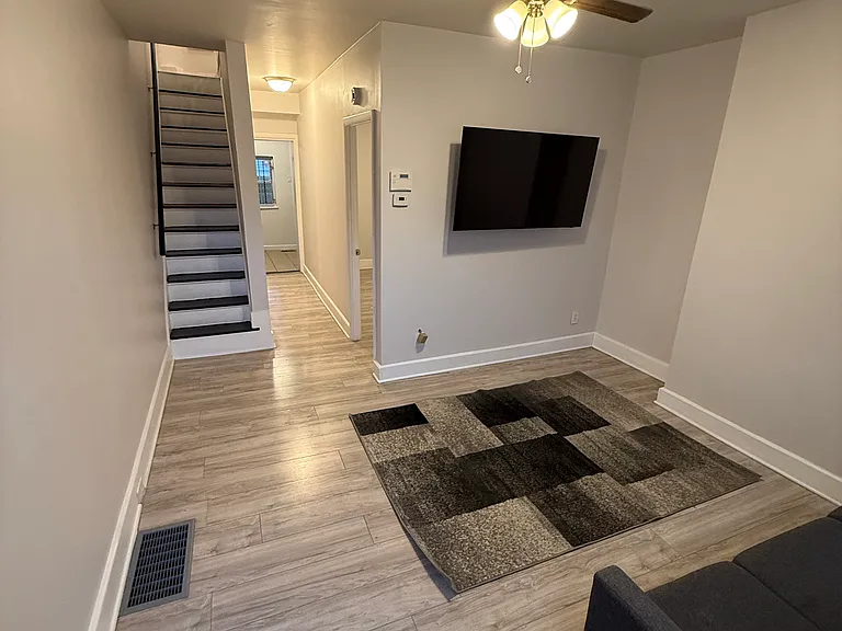 2040 N Darien St — Photo 5