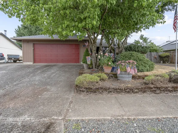 109 E Pinehurst Dr, Newberg, OR 97132