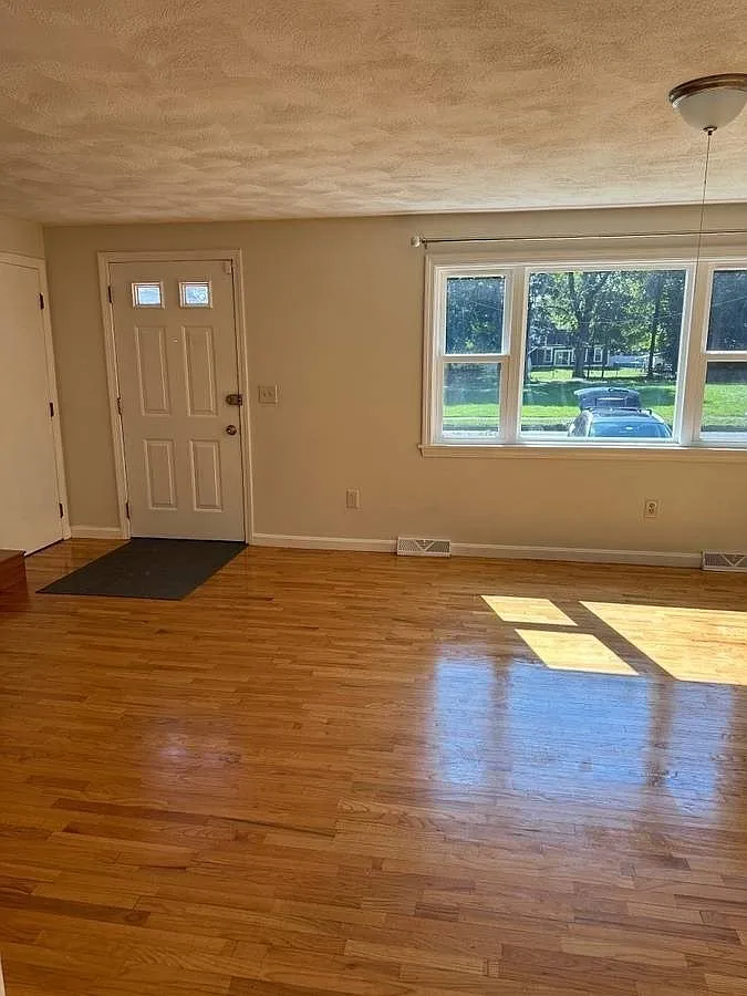 3 bed, 1.5 bath, 1200 sqft, $3,500 — Photo 2
