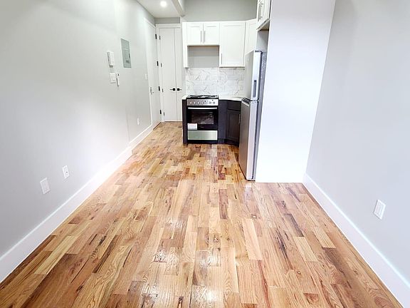 2nd image of 806 Elsmere Pl #4B