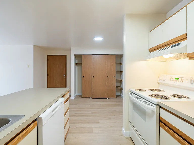 Park Royal Apartments — Photo 17