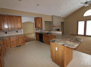 1512 Fondulac Dr, East Peoria, IL 61611