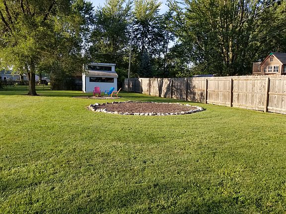 Back Yard 6' privacy fence.