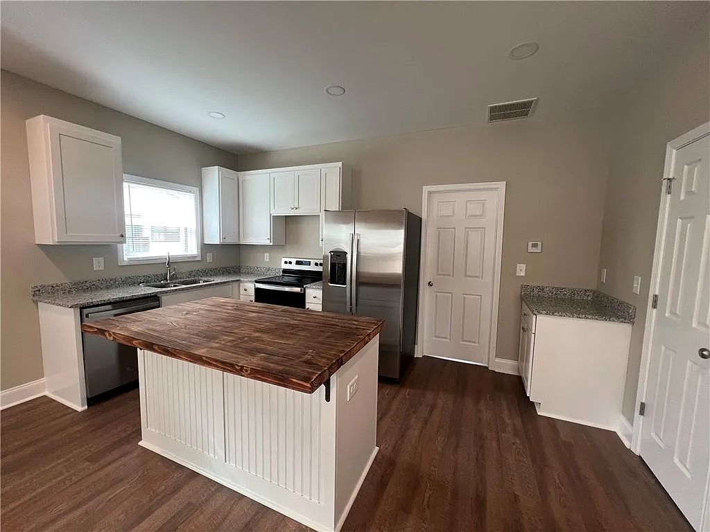 3 bed, 2.0 bath, $1,925 — Photo 3