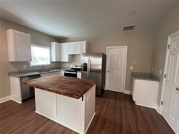3rd image of 1027 Park Hill Dr