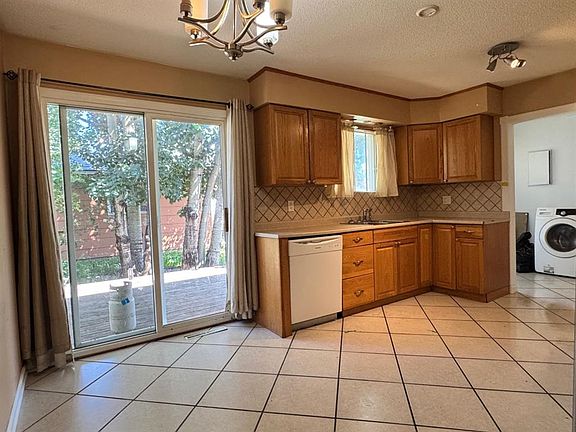 3rd image of 10809 W 95th St