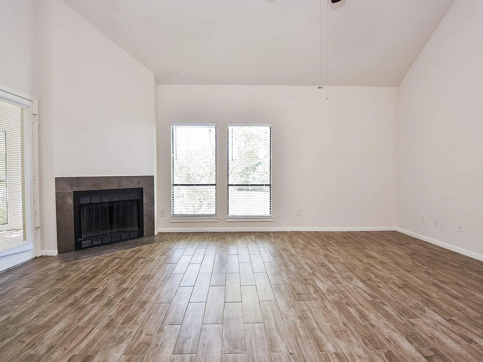 2 bed, 1.0 bath, 1118 sqft, $1,950 — Photo 2