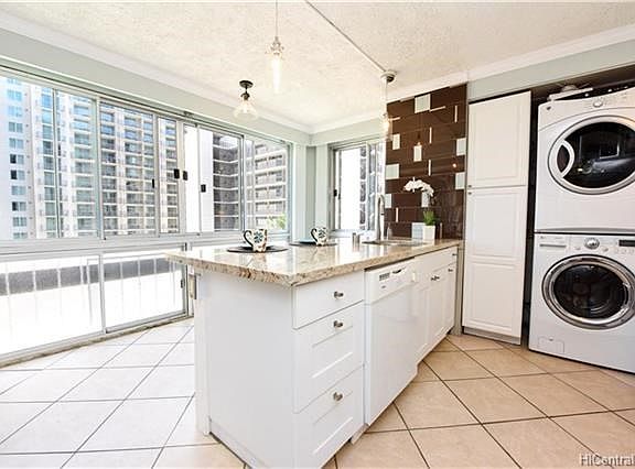 Lanai was enclosed which gives more room to enjoy this bright and cheery gathering place.