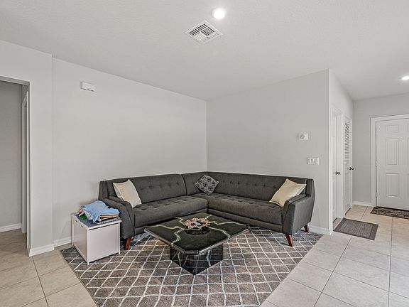 4th image of 3358 N Park Dr