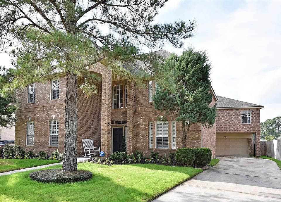This home is located in convenient Lakewood Forest North with convenience to major shopping, entertainment venues, hike & bike trails, relaxing pond with fountain feature , and convenient for commuters for Hwy. 249, Grand Pkwy and Beltway 8.