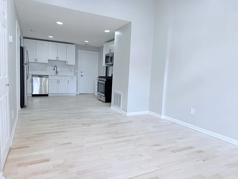 2312 W 21st St — Photo 3