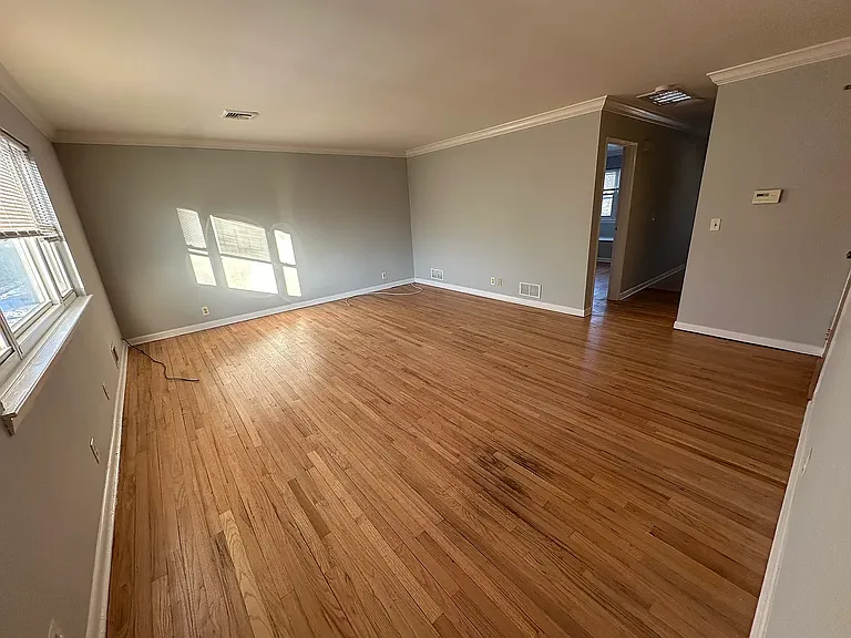 Mountain Ave — Photo 1