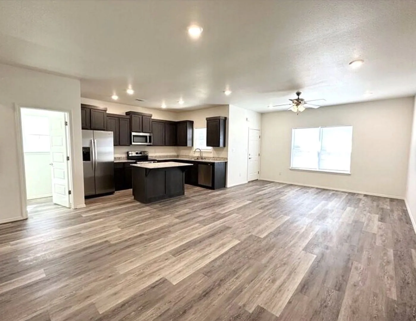 4235 W Santa Fe Street — Photo 2