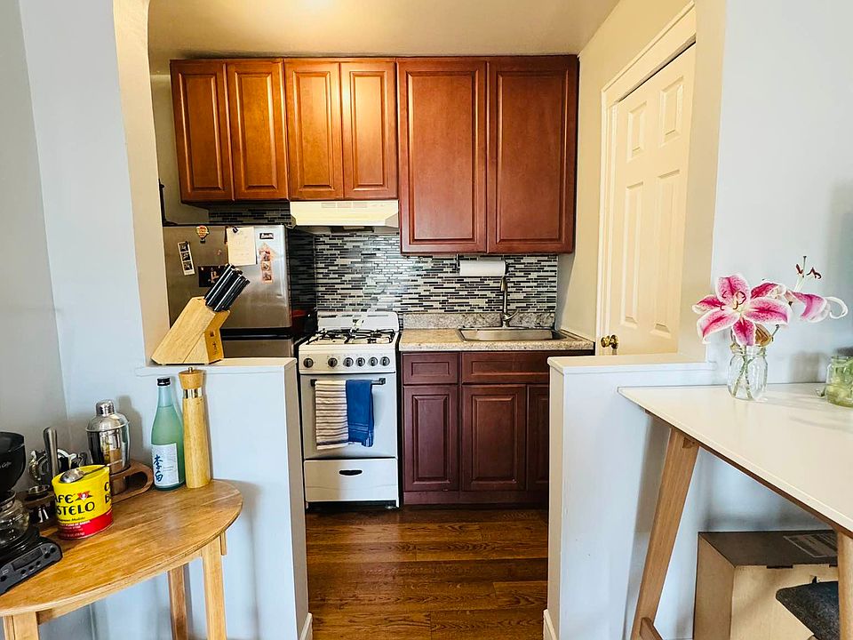 2nd image of 194 Hoyt St APT 4