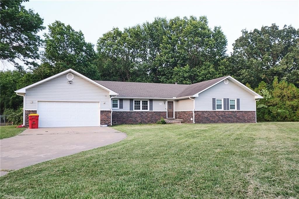 1106 Village Dr, Pittsburg, KS 66762 Zillow